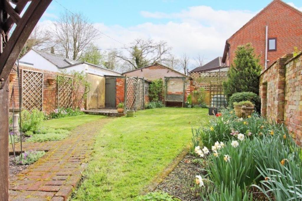 Lot: 78 - VACANT PERIOD COTTAGE - rear garden